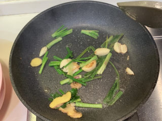 9、葱油焖鸡,放入准备好的葱姜蒜，翻炒出味