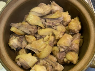 13、葱油焖鸡,把炒好的鸡块整个连汁倒入砂锅，开小火