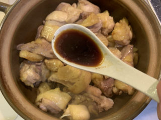 14、葱油焖鸡,放入2勺生抽