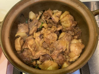 18、葱油焖鸡,翻炒均匀，盖上锅盖，小火焖20分钟