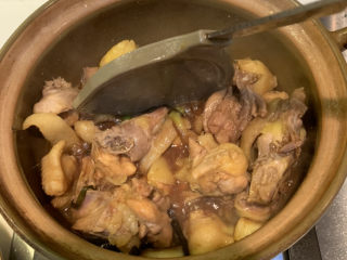 19、葱油焖鸡,中途打开锅盖，搅拌一下