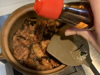 20、葱油焖鸡,焖好后，倒入半勺芝麻油，搅拌均匀就可食用