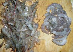 1、出水芙蓉虾仁,将鲜虾去头剥出虾仁