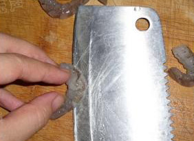 2、出水芙蓉虾仁,在每个虾仁背上开一刀