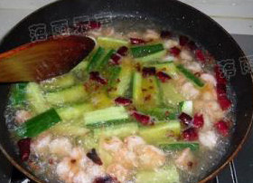 8、出水芙蓉虾仁,放入黄瓜条，再调入盐、料酒、鸡精