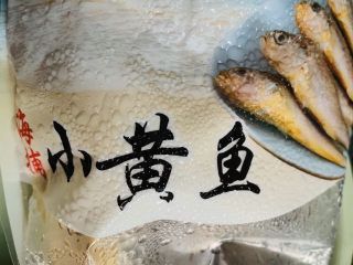 1、红烧小黄鱼,超市买的小黄鱼，取出解冻；