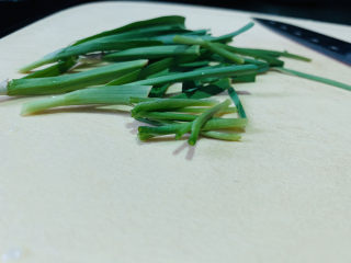 3、红烧小黄鱼,蒜叶和葱，洗净，切长段，待用；