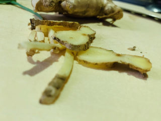 4、红烧小黄鱼,姜洗净，切片，待用；