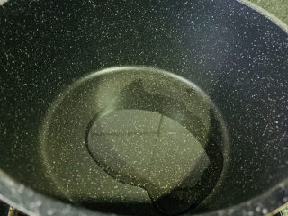 5、红烧小黄鱼,锅里加食用油，烧热；