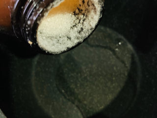 6、红烧小黄鱼,先加入1勺白糖；