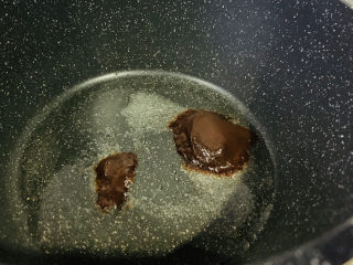 7、红烧小黄鱼,甜面酱2勺，炒香；