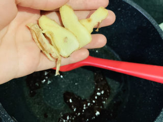 8、红烧小黄鱼,加入姜片；