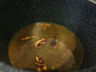 9、红烧小黄鱼,炒香姜片，加清水，搅拌均匀，大火煮开；