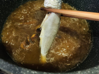 10、红烧小黄鱼,汤汁煮沸时，用筷子夹入小黄鱼；