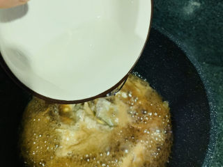 13、红烧小黄鱼,再加清水覆盖住小黄鱼，盖住锅盖，焖烧5分钟；