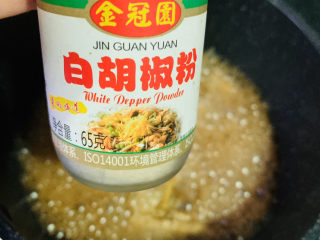 14、红烧小黄鱼,加少许白胡椒粉；