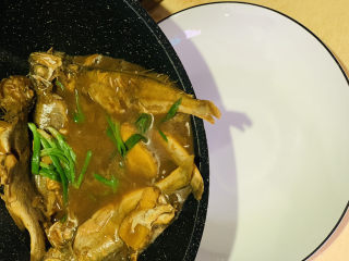 17、红烧小黄鱼,蒜叶断生，就可以出锅，直接倒入盘中，还是不要翻拌哦；