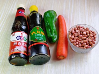 1、醋泡花生米,准备食材，建议用红皮花生米，营养好，颜色也好看。