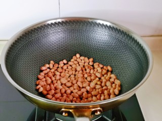3、醋泡花生米,把花生米放入锅中，小火煸炒至没有水分，盛出。