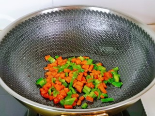7、醋泡花生米,锅中留底油，加入胡萝卜丁青椒丁快速翻炒1分钟，盛出晾凉。