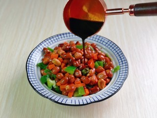 13、醋泡花生米,加入调好的酱醋汁，即可食用。