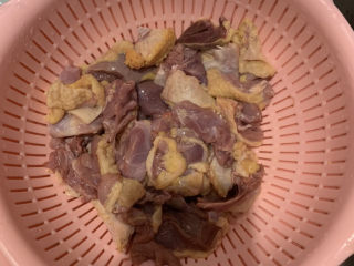 1、电饭煲沙姜鸡,鸡洗干净，沥干水