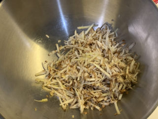 2、电饭煲沙姜鸡,沙姜洗干净，切成沙姜粒