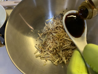 3、电饭煲沙姜鸡,加入两勺生抽