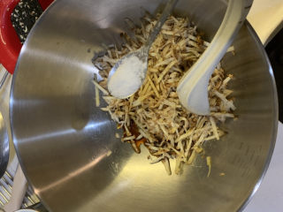 4、电饭煲沙姜鸡,加入一勺盐