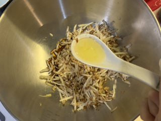 5、电饭煲沙姜鸡,加入一勺花生油