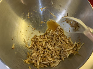 6、电饭煲沙姜鸡,把沙姜和配料搅拌均匀