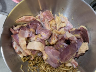 7、电饭煲沙姜鸡,放入准备好的鸡