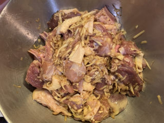 8、电饭煲沙姜鸡,搅拌均匀，放冰箱内腌制3个小时以上