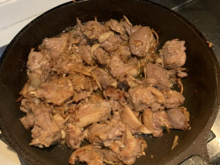 11、电饭煲沙姜鸡,中小火煎至双面金黄