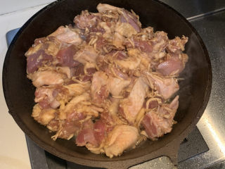 10、电饭煲沙姜鸡,放入腌制好的鸡肉