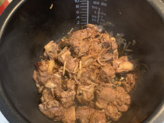 12、电饭煲沙姜鸡,把煎好的鸡和汁一起倒入电饭煲里