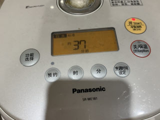 13、电饭煲沙姜鸡,按下煮饭功能，煮好就可以吃了