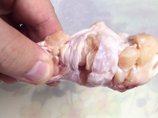 1、可乐鸡腿,小鸡腿洗净划两刀方便入味