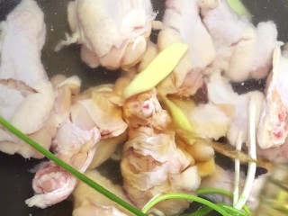2、可乐鸡腿,凉水下锅加葱姜，料酒