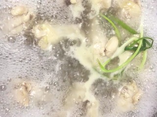 3、可乐鸡腿,凉水下锅加葱姜，料酒煮出血沫