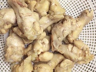 4、可乐鸡腿,捞出洗净控水