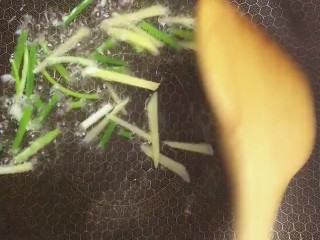 5、可乐鸡腿,油热放葱姜爆香