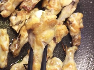 6、可乐鸡腿,下入鸡腿煎至两面金黄