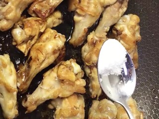 7、可乐鸡腿,加生抽，老抽，胡椒粉，盐炒匀