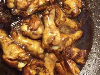 8、可乐鸡腿,加可乐，适量清水没过鸡腿小火炖三十分钟