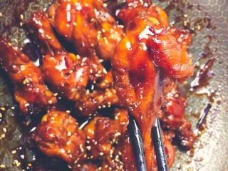 9、可乐鸡腿,汤汁浓稠撒上熟芝麻即可