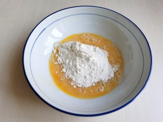 3、炸香椿鱼,加入四勺的面粉。