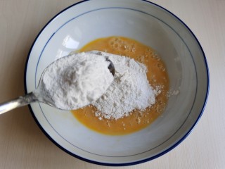 4、炸香椿鱼,再加入四勺淀粉。面粉和淀粉的比例为1:1。