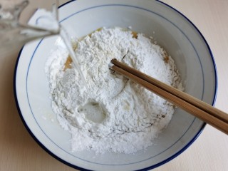 5、炸香椿鱼,加入适量的冷水,搅拌成面糊状。