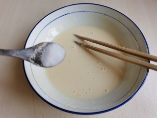 6、炸香椿鱼,调好的面糊里加入少许食盐。